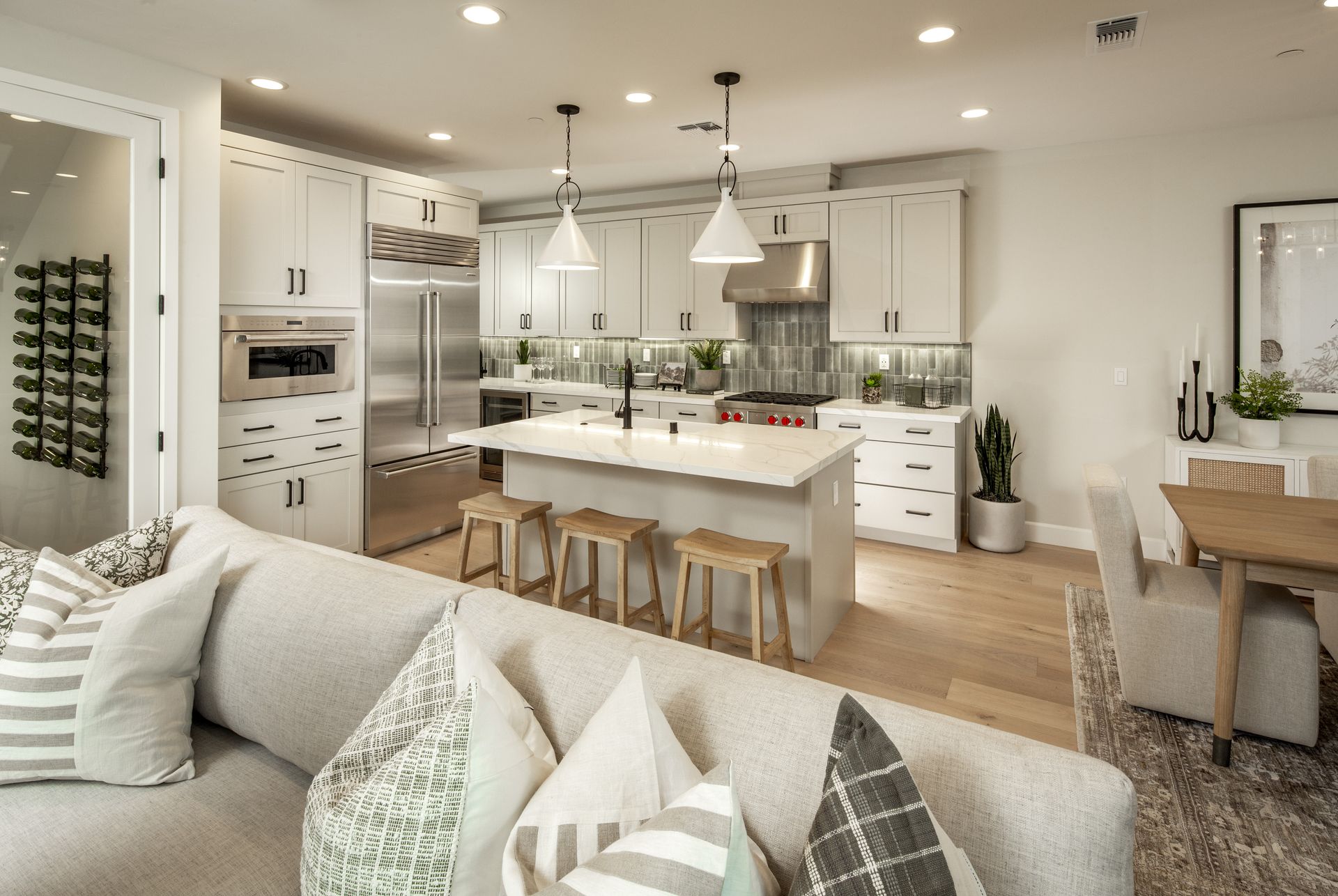 Kitchen & Dining 