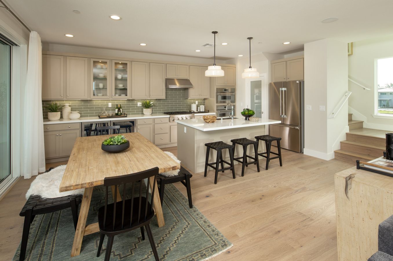Kitchen & Dining