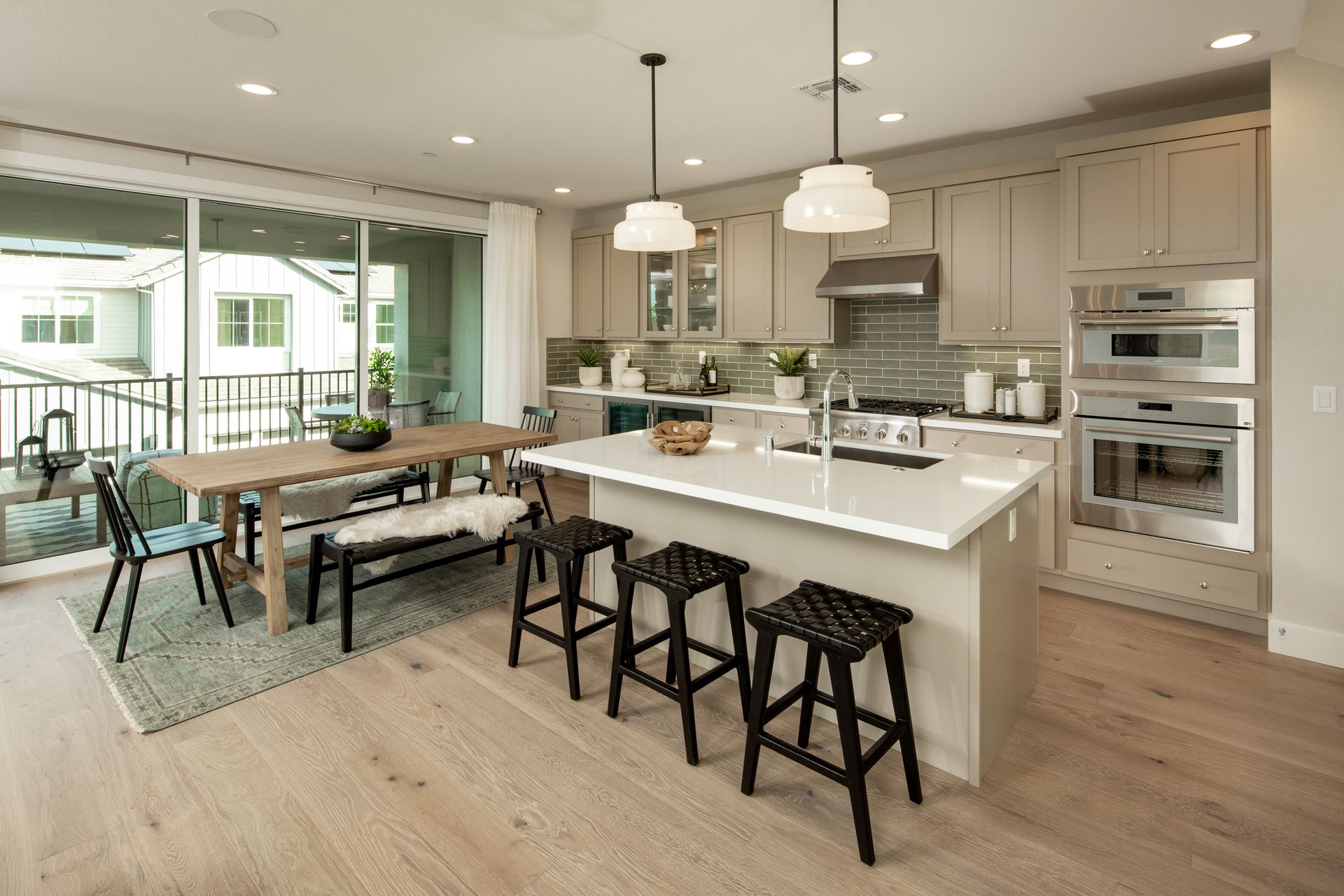 Kitchen & Dining 