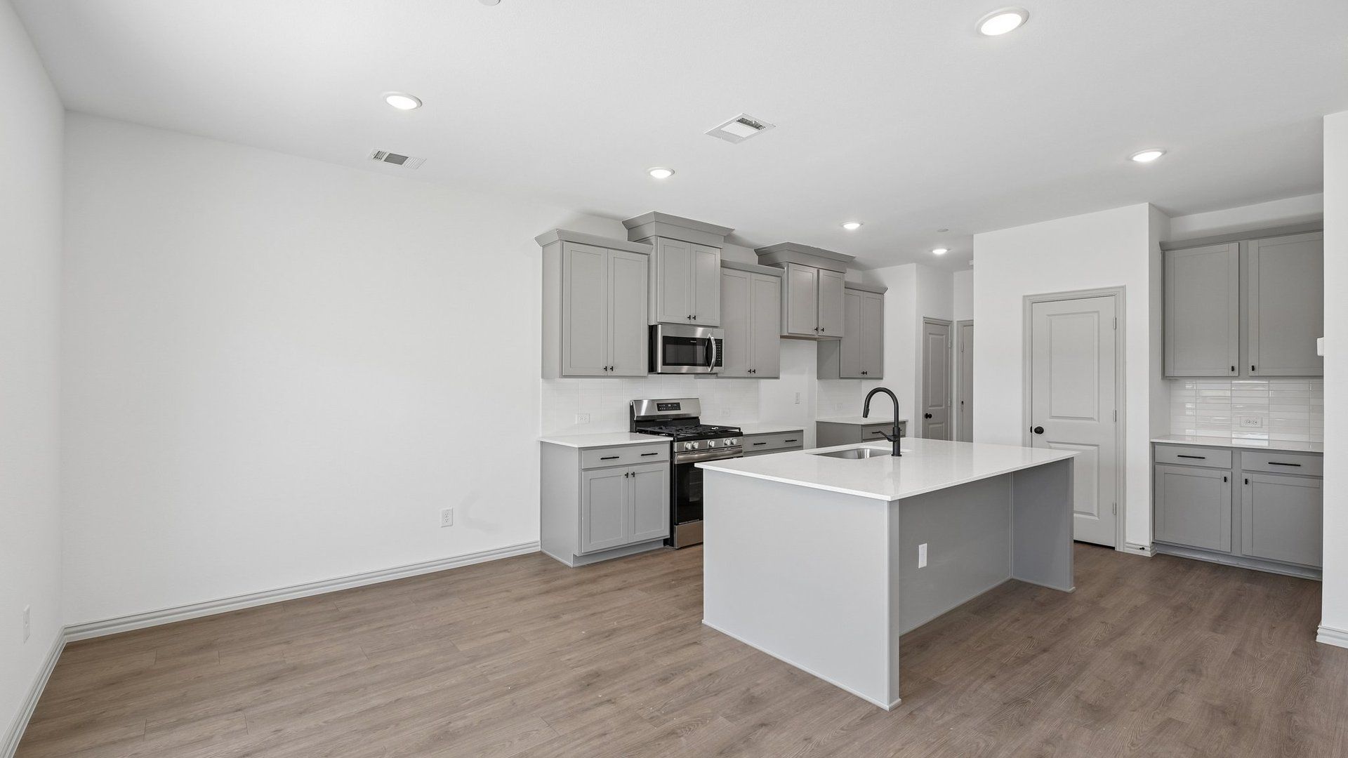 Kitchen & Dining
