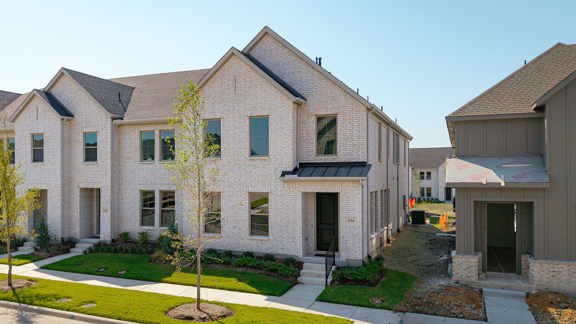 Painted Tree - Woodland District por CB JENI Homes en Dallas Texas