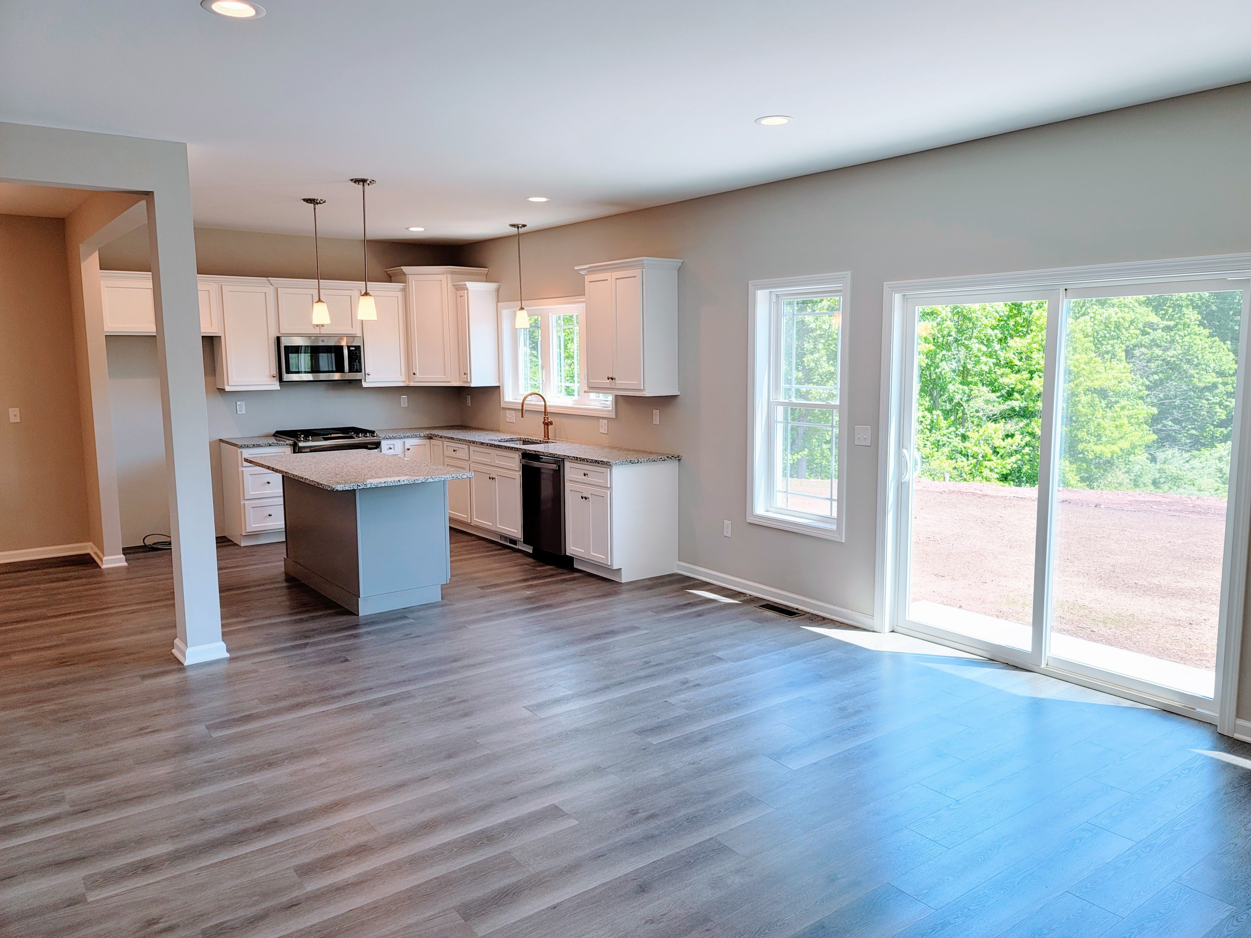 Open concept kitchen/breakfast area