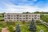 Breakwater Bay III por Calcagni Real Estate en New Haven-Meriden Connecticut