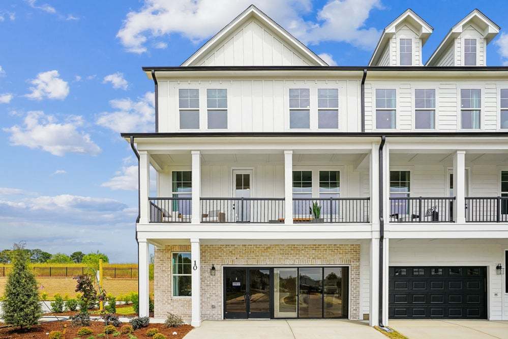 casa en South Lake Townes at Flowers Plantation por Caruso Homes