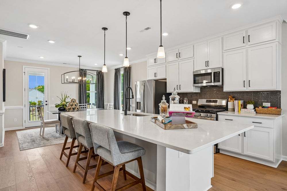 casa en South Lake Townes at Flowers Plantation por Caruso Homes