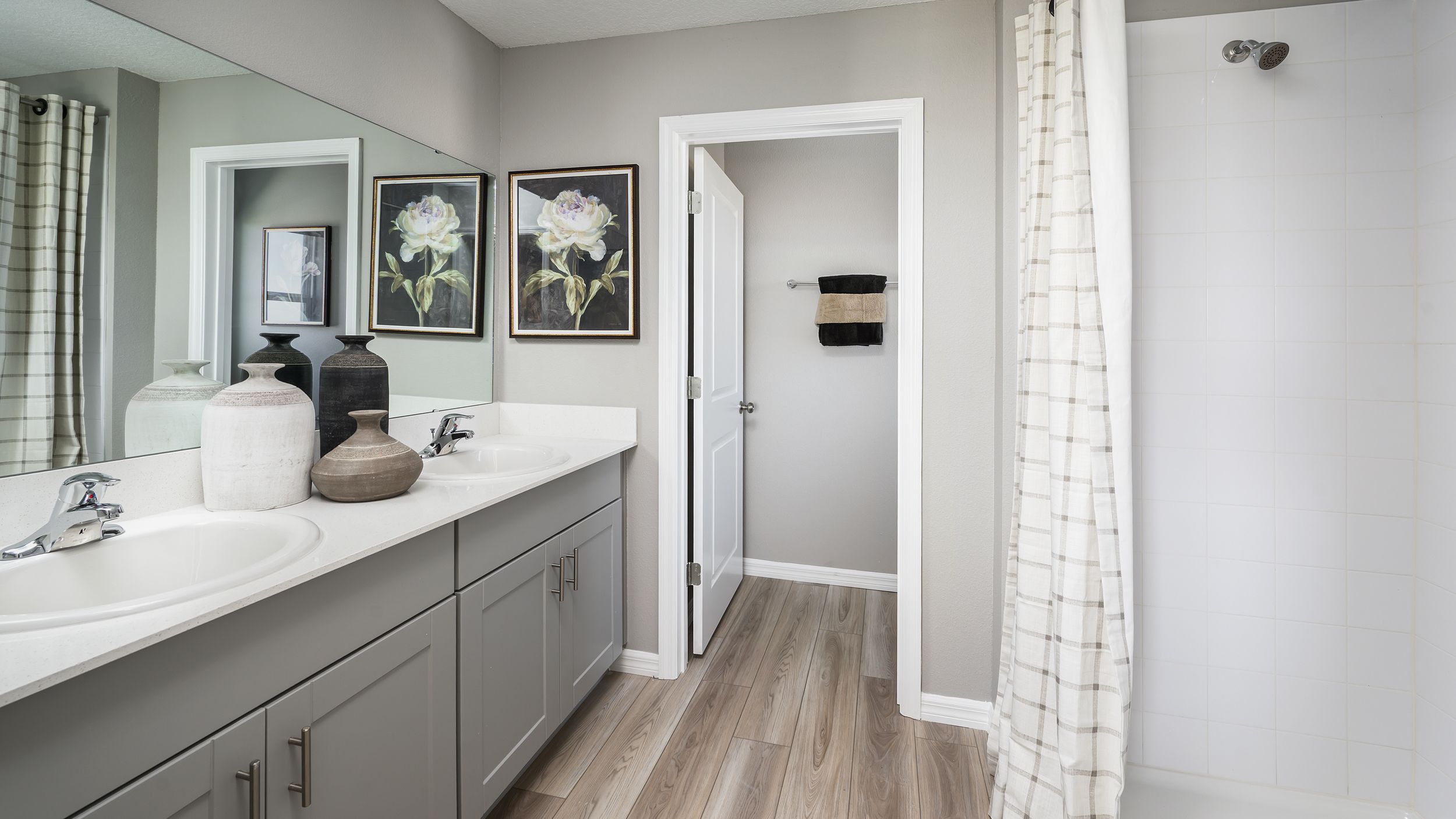 Turquesa Primary Bathroom