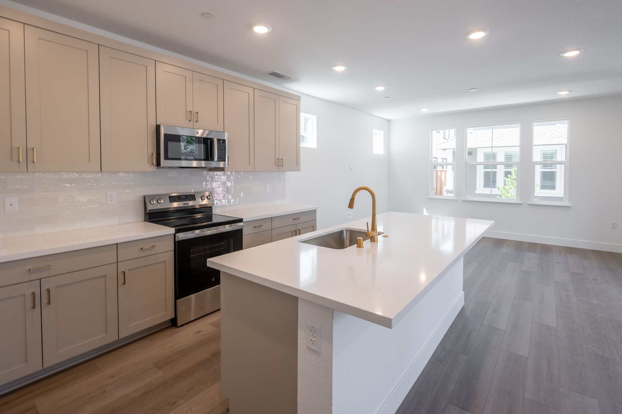 Kitchen & Dining Area