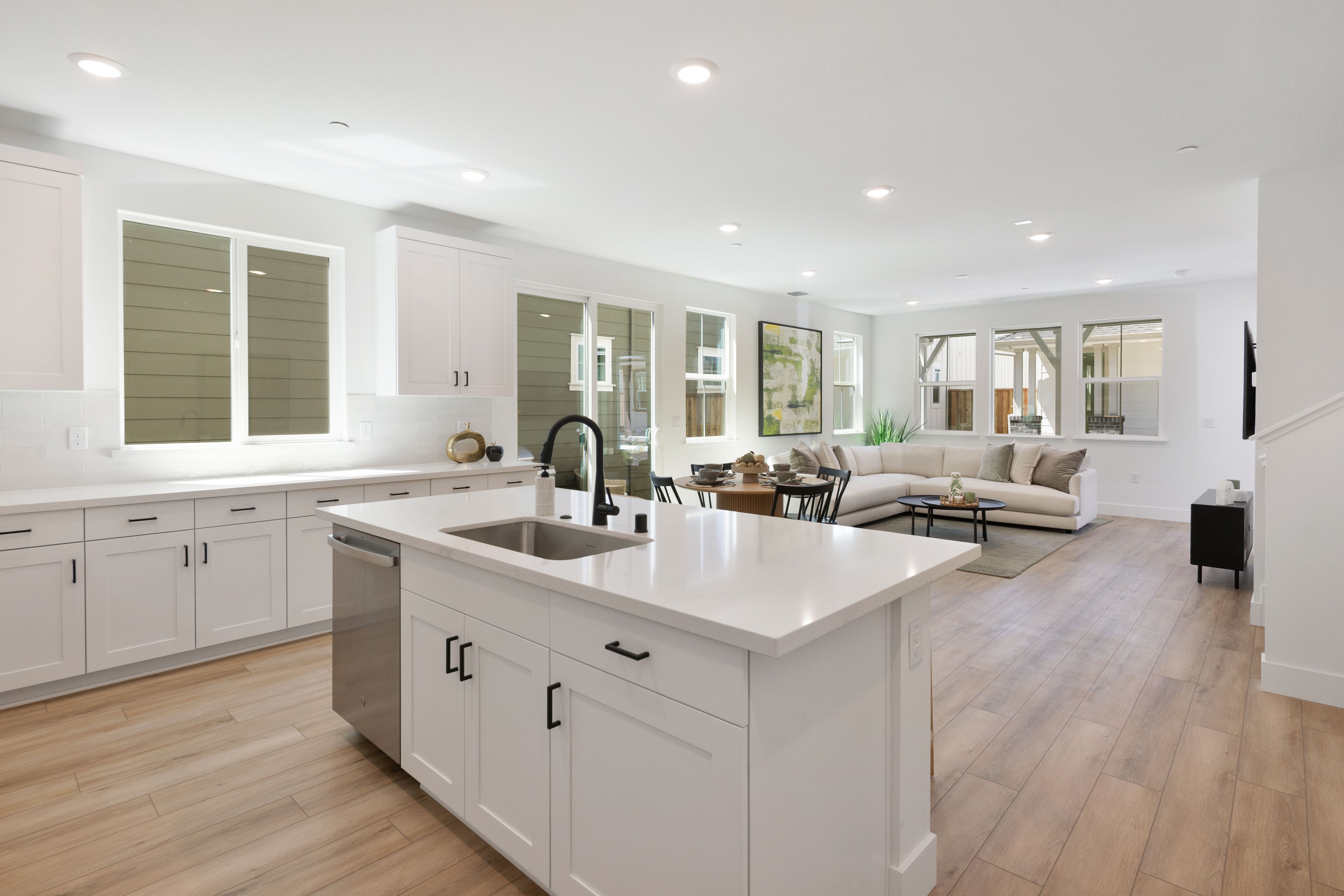 Kitchen & Dining Area