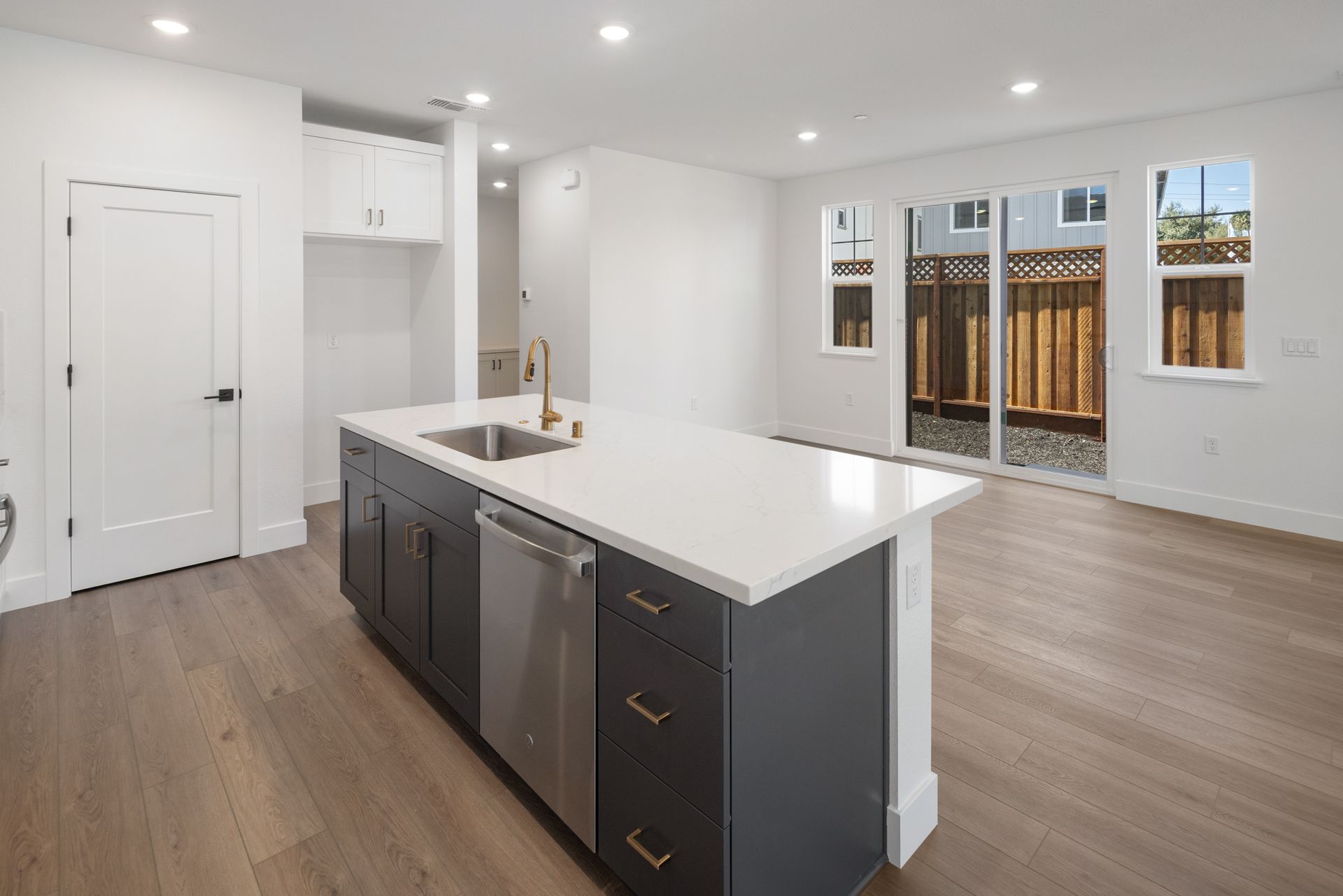 Kitchen Island & Dining Area