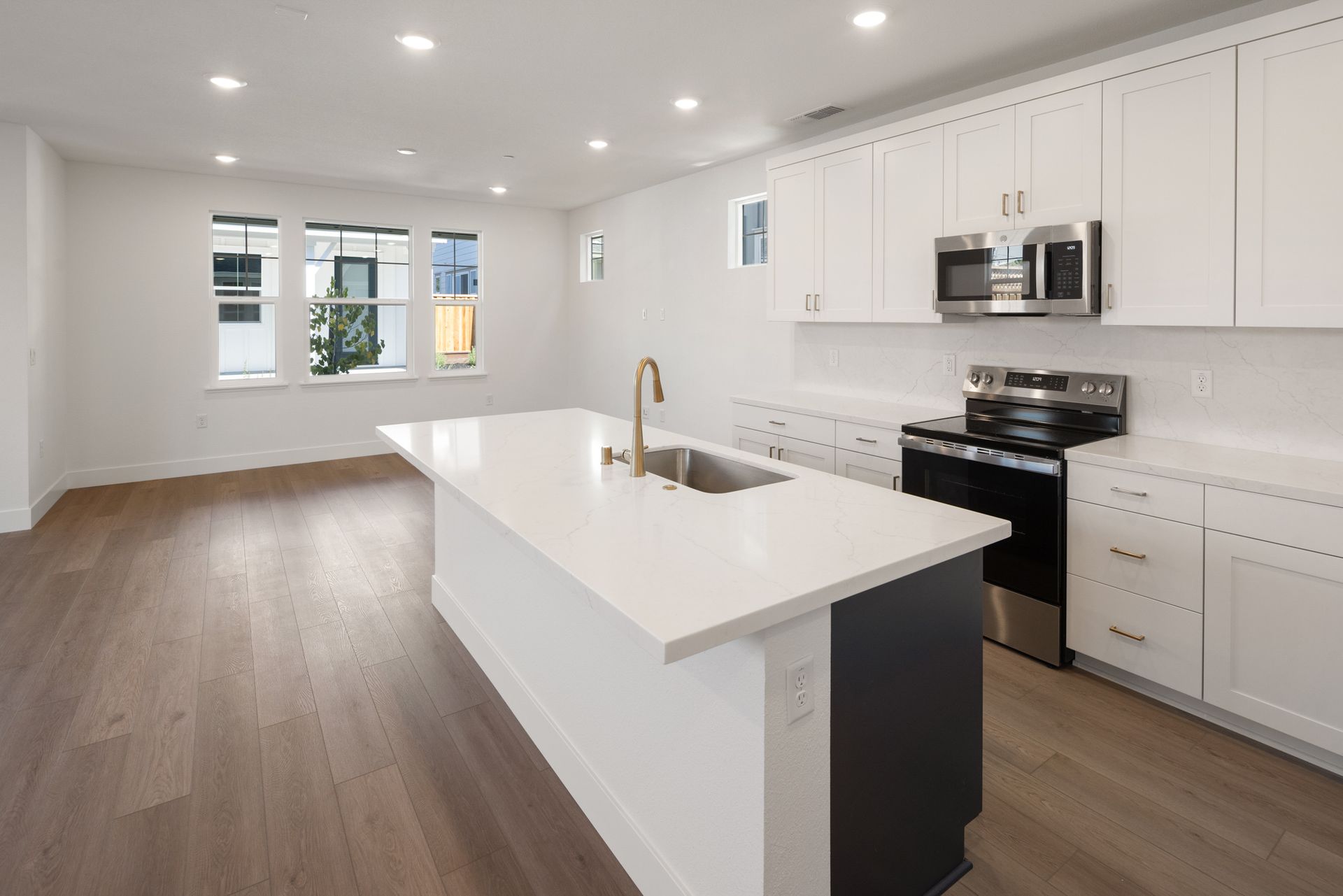 Kitchen Island & Appliances