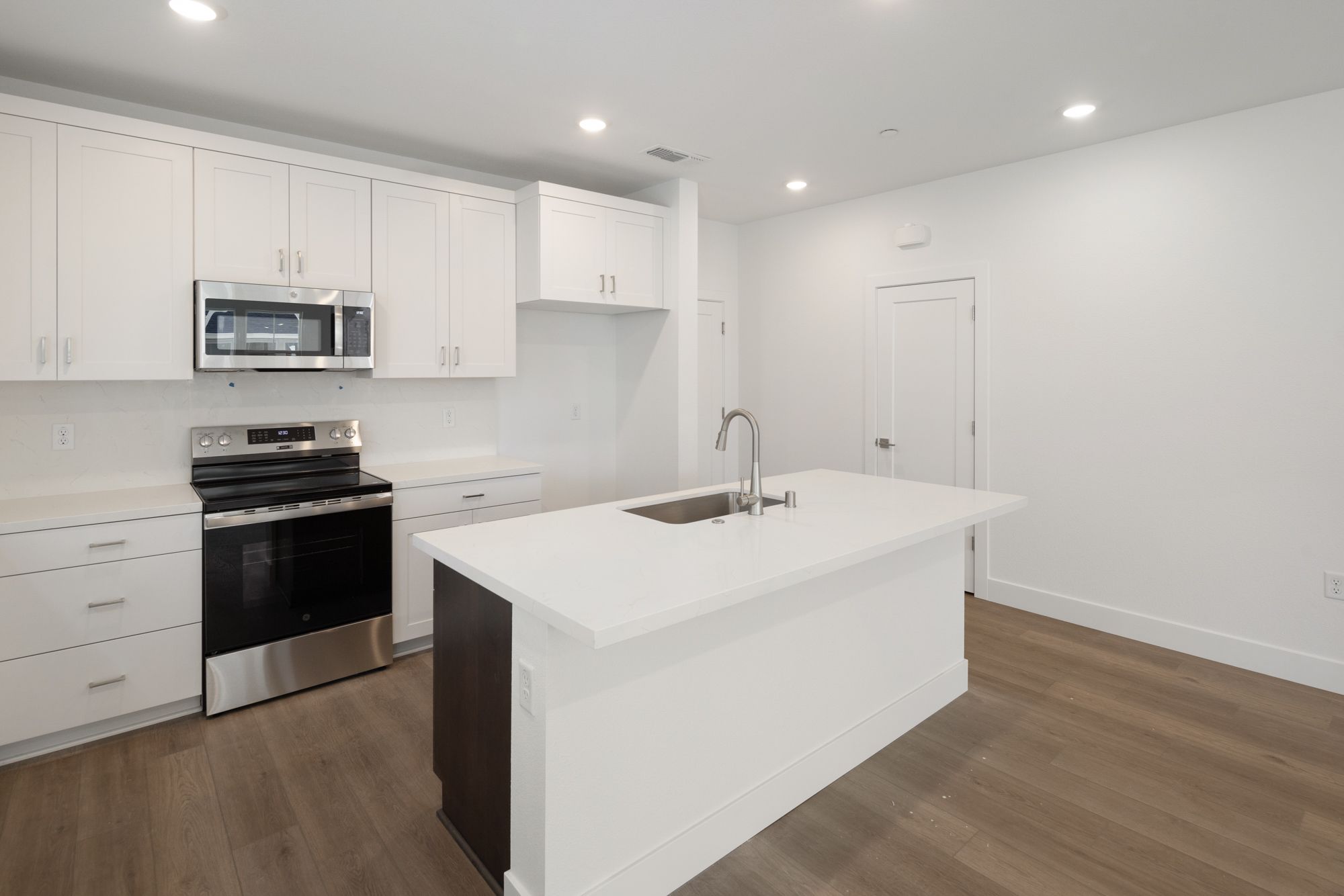 Kitchen Island & Appliances