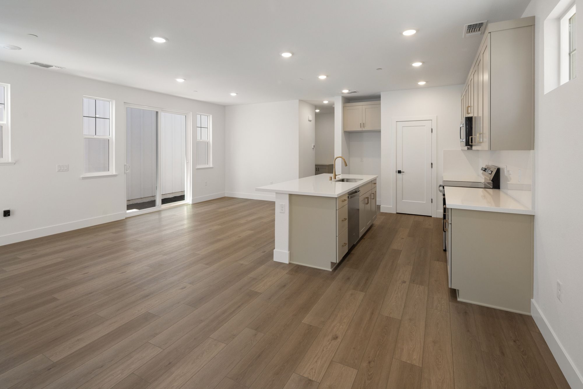 Kitchen & Dining Area