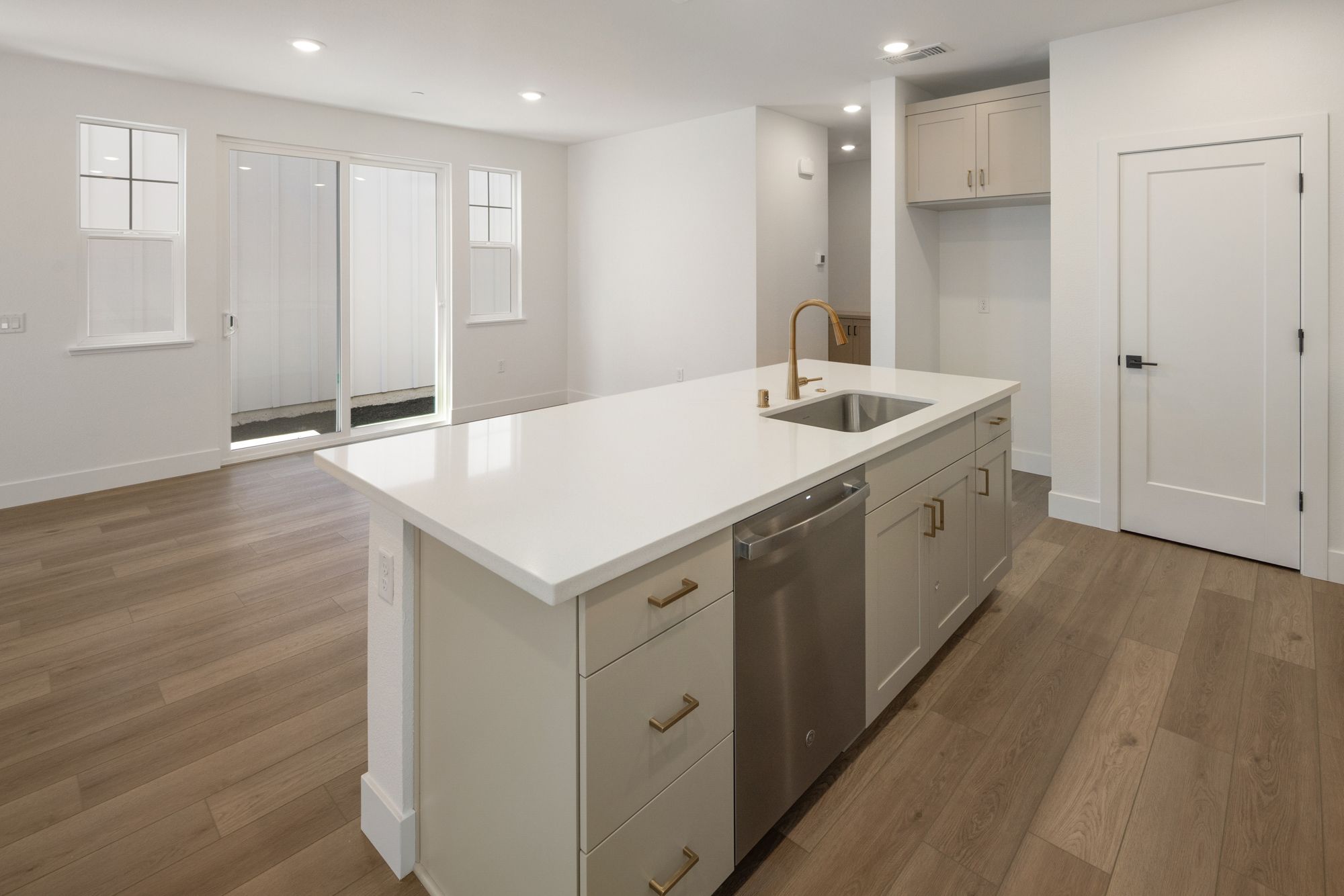 Kitchen Island & Dining Area