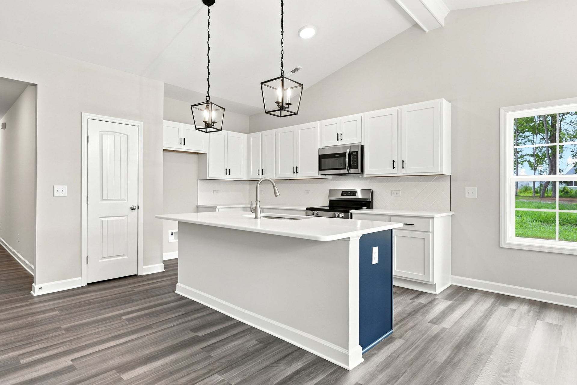 Kitchen w/ Accent Island