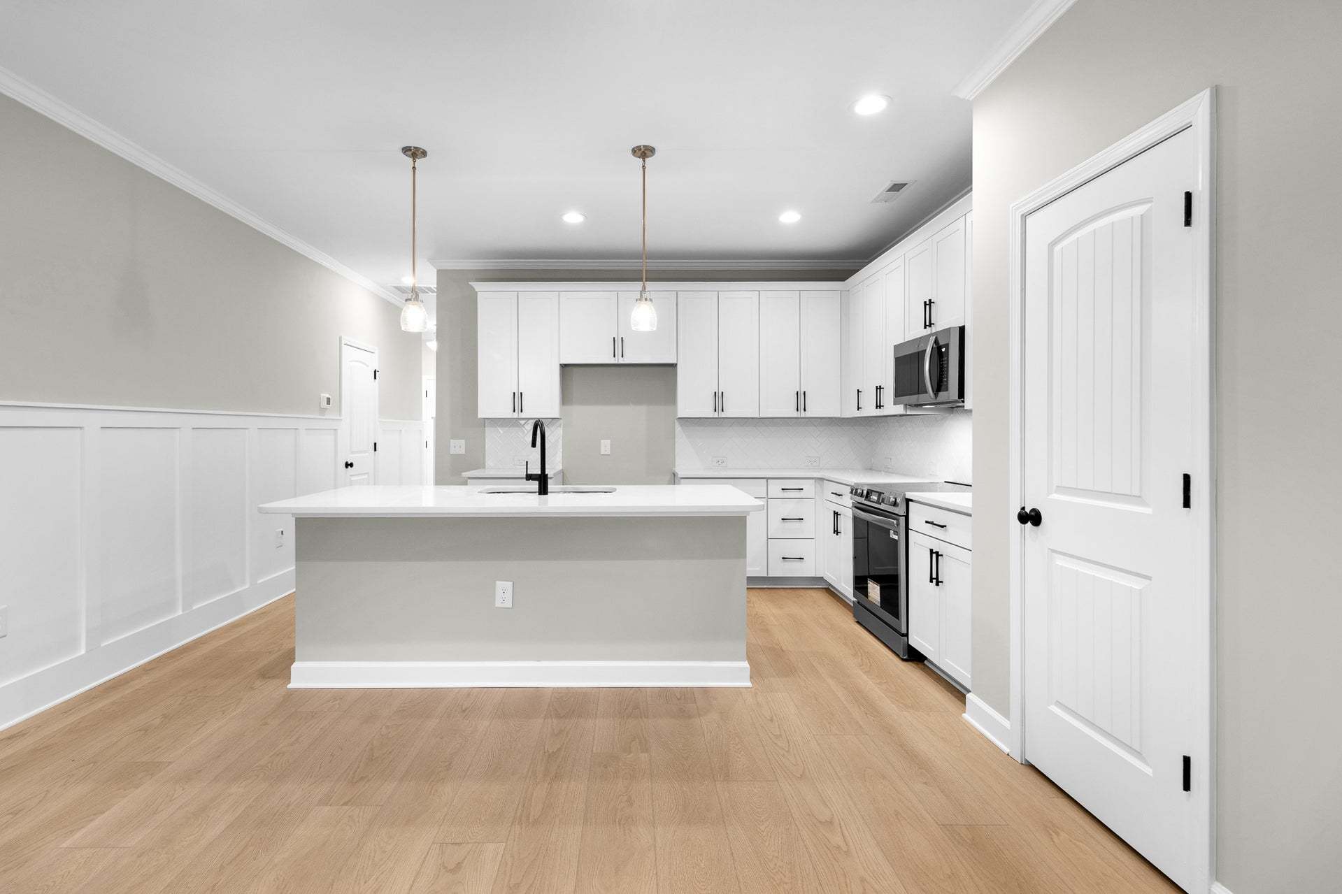 Middle Unit Layout-Foyer W/ Trim Accent Option