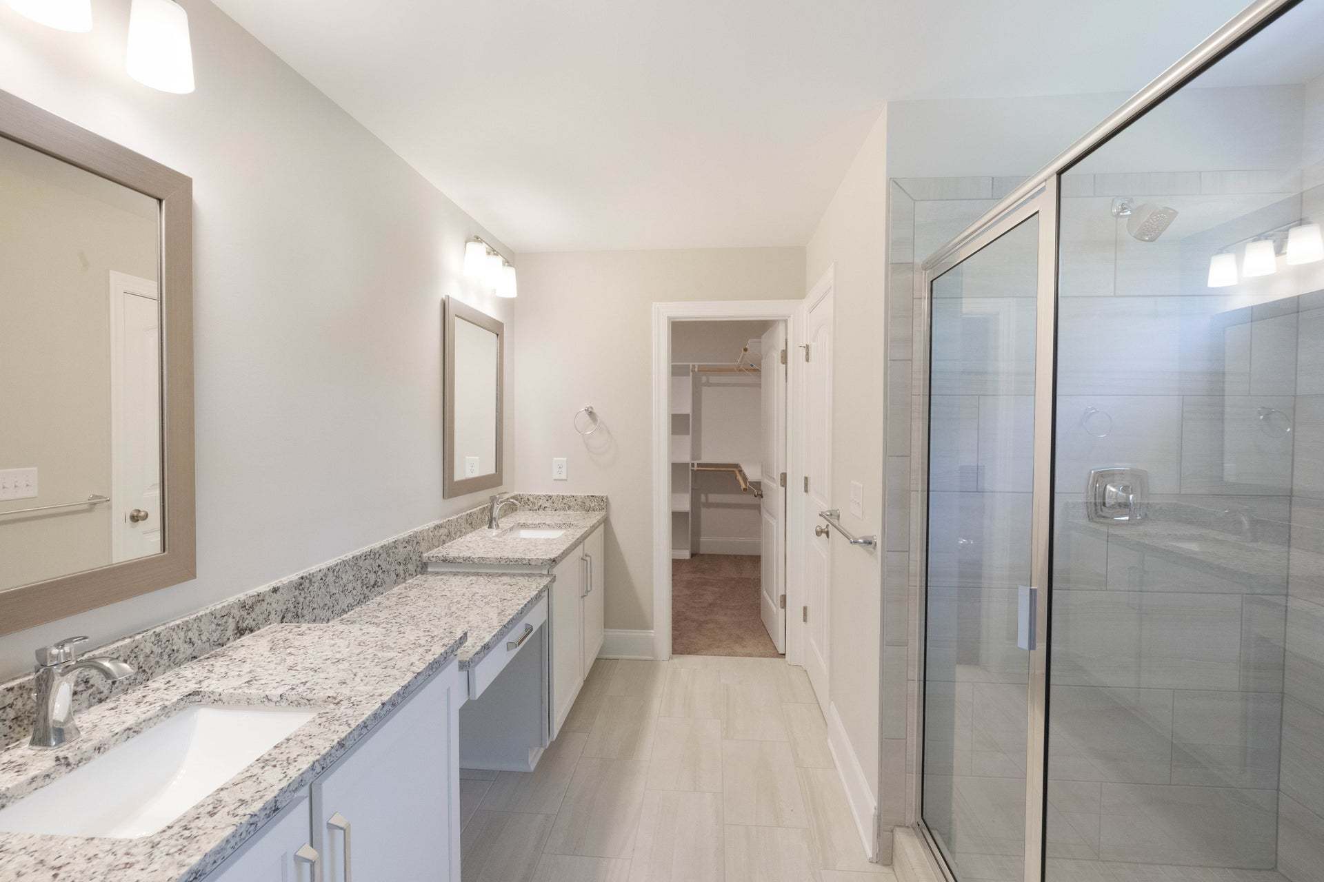 Bath Layout 2 w/ Built-in Makeup Vanity Option