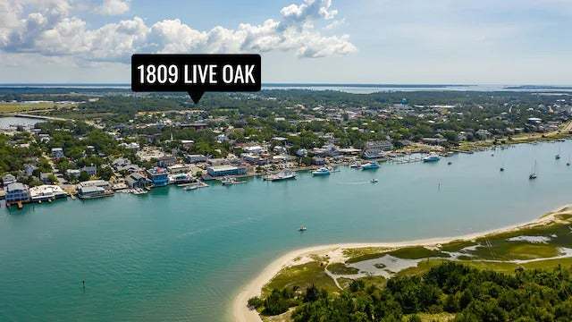 casa en 1809 Live Oak por Caviness & Cates