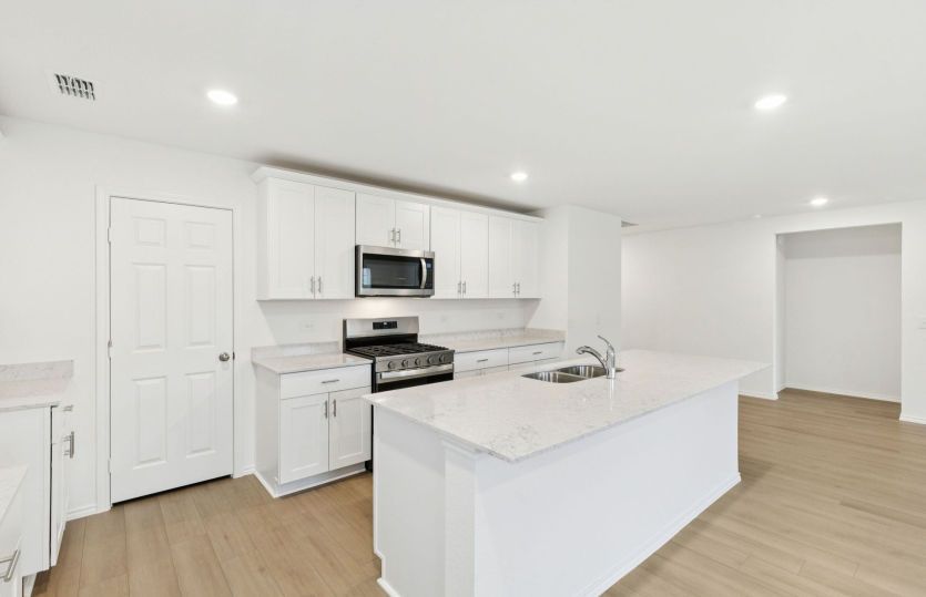 Eat-in island in kitchen