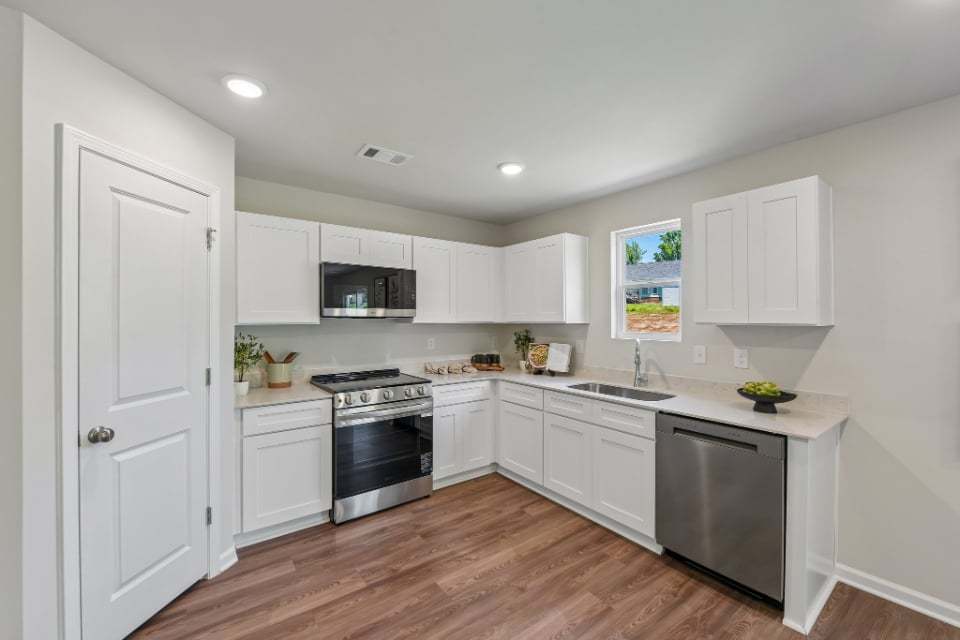 Essex | Kitchen with Quartz Countertops
