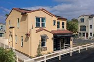 Gateway Towns por Century Communities en Los Angeles California