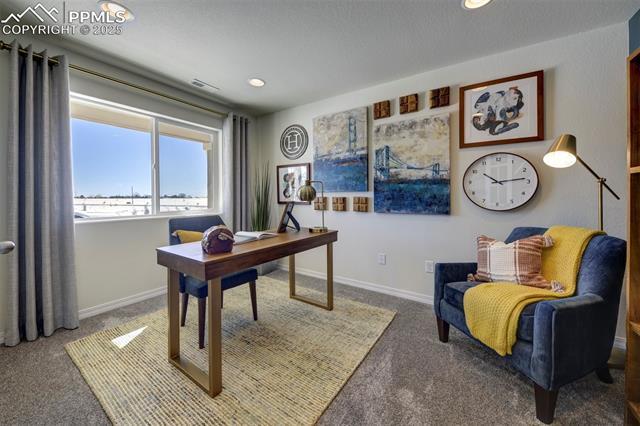 casa en Falcon Meadows at Bent Grass por Challenger Homes