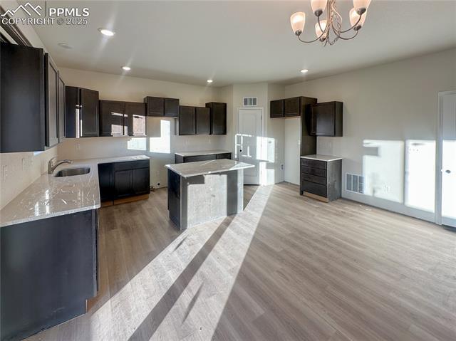 casa en Falcon Meadows at Bent Grass por Challenger Homes