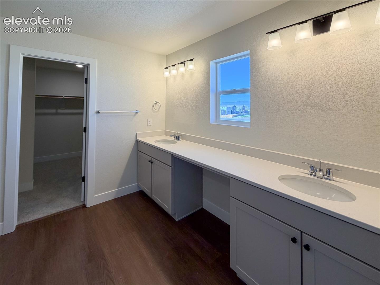 casa en Falcon Meadows at Bent Grass por Challenger Homes