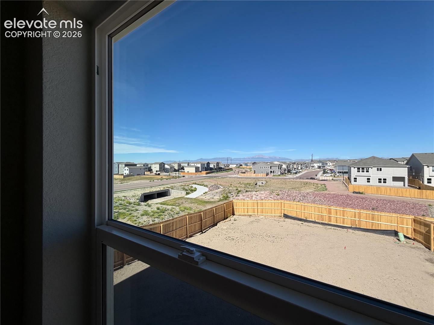 casa en Falcon Meadows at Bent Grass por Challenger Homes