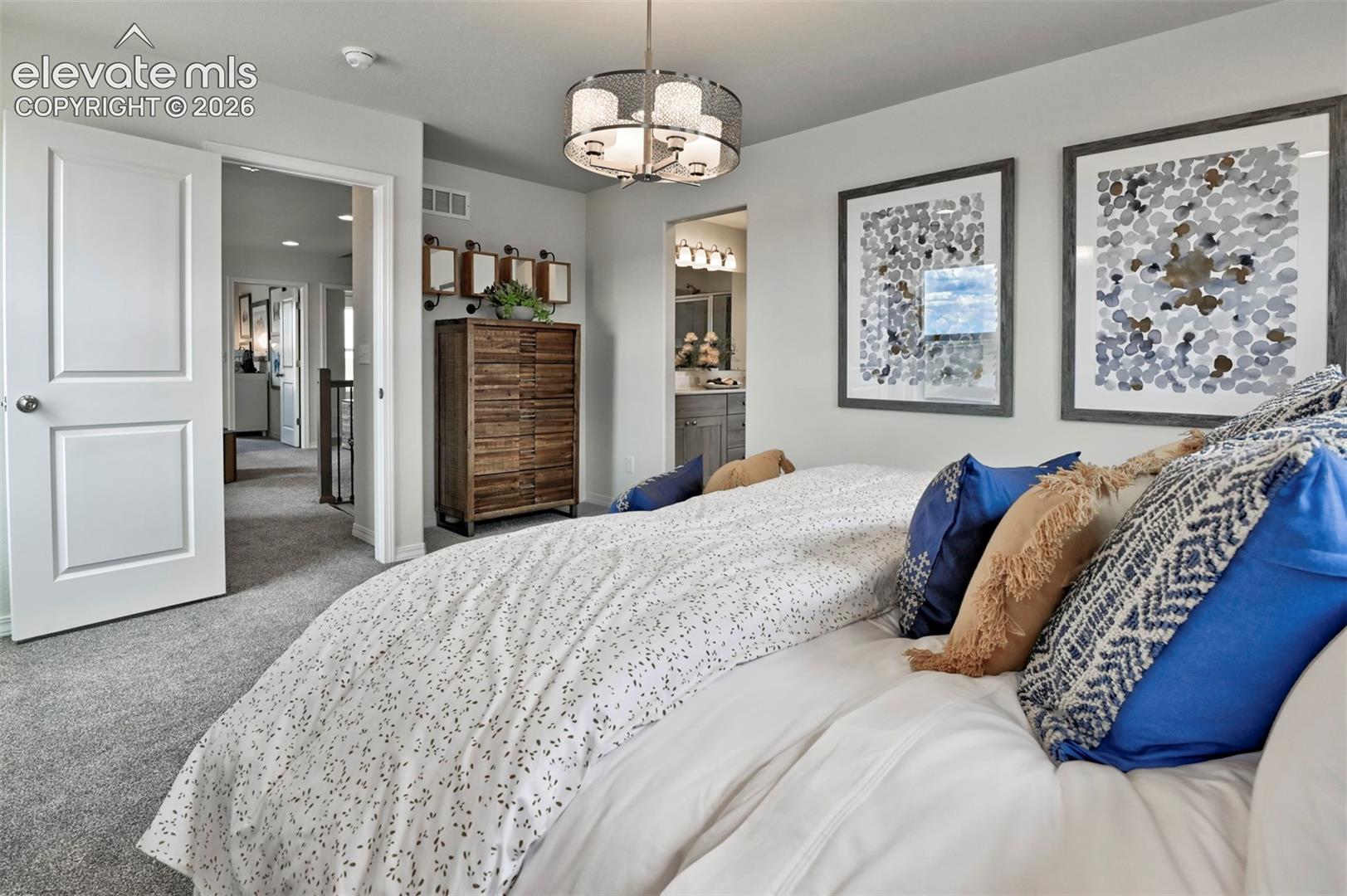8522 Blue Feather Loop (The Rio) Image