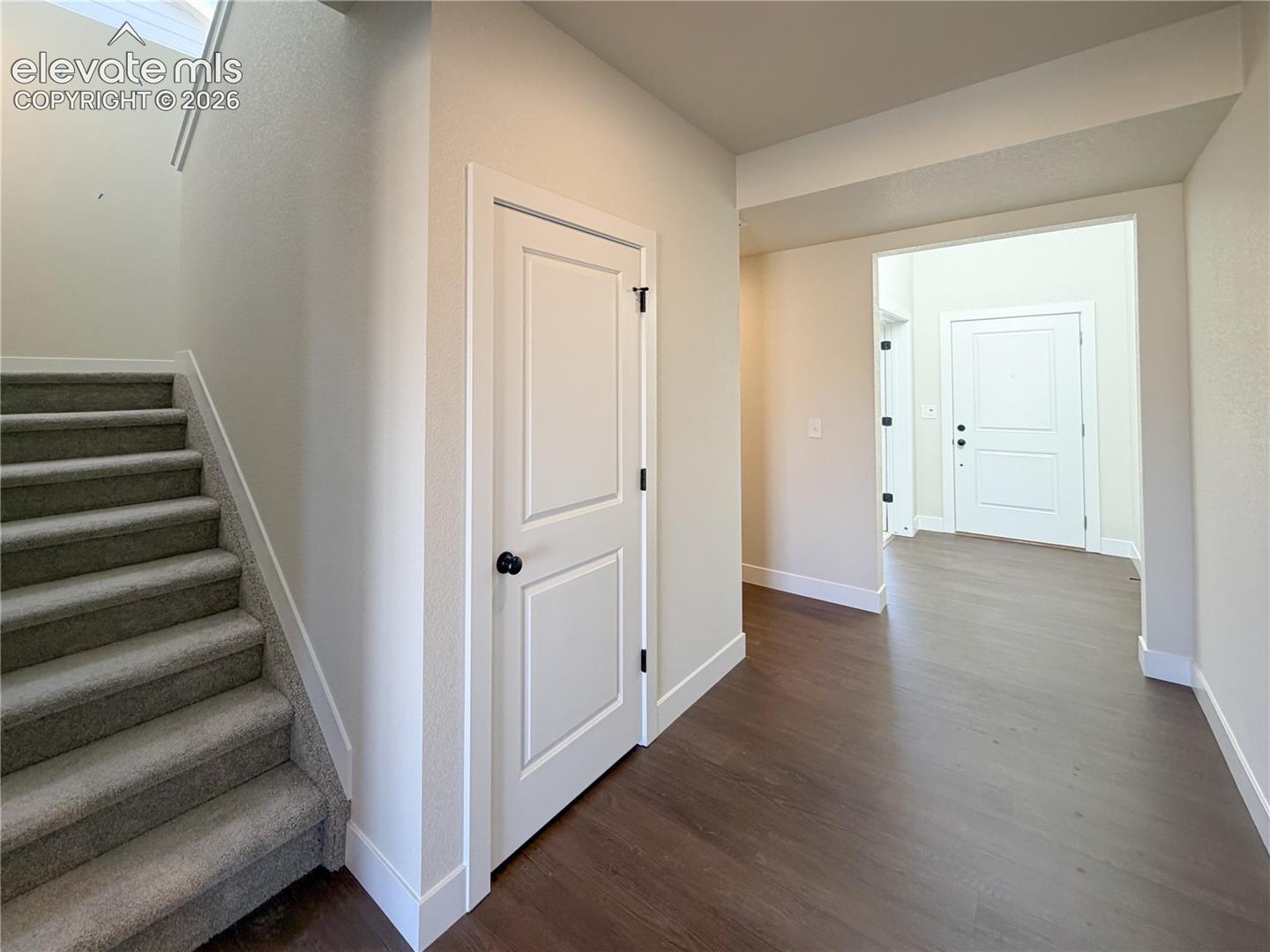 casa en Falcon Meadows at Bent Grass por Challenger Homes
