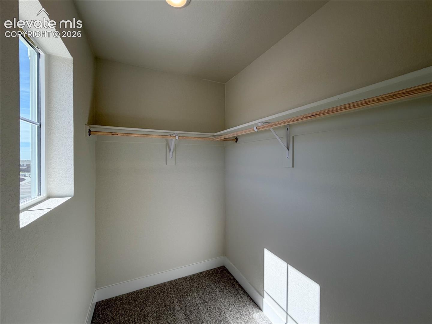 casa en Falcon Meadows at Bent Grass por Challenger Homes