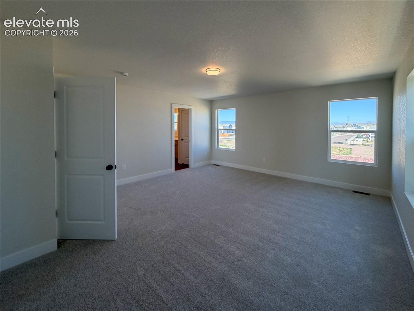 casa en Falcon Meadows at Bent Grass por Challenger Homes