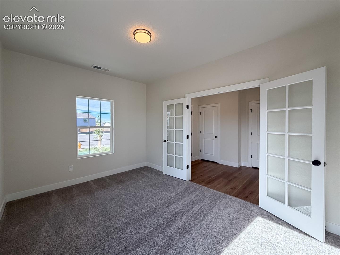 casa en Falcon Meadows at Bent Grass por Challenger Homes
