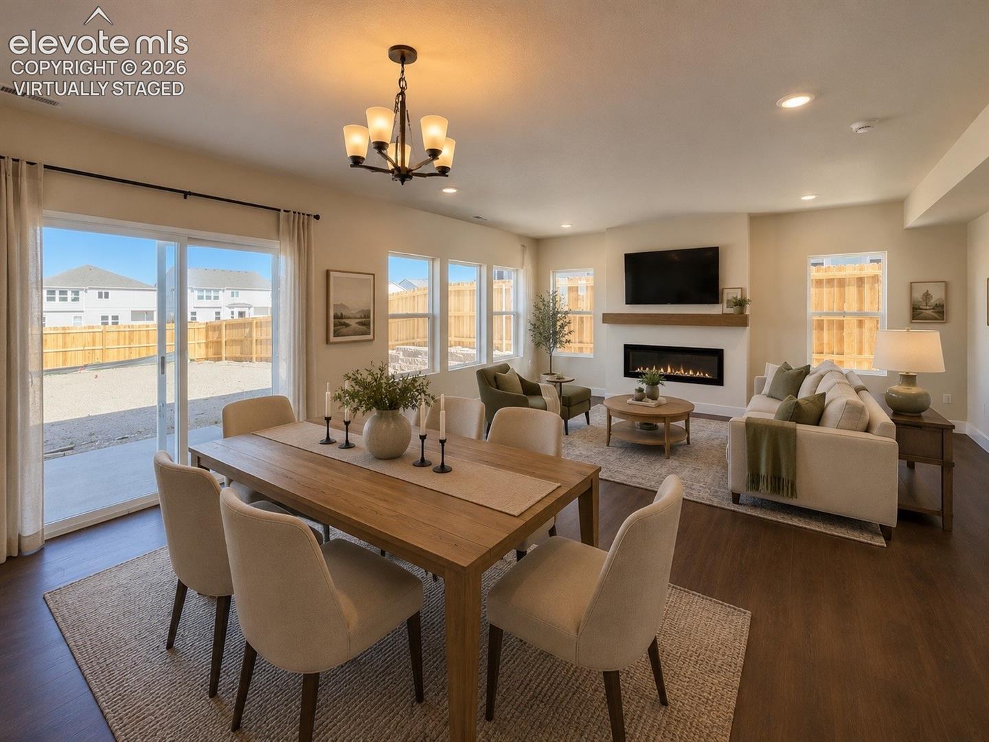 casa en Falcon Meadows at Bent Grass por Challenger Homes