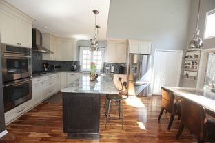 Chaloupka Custom Homes por Chaloupka Custom Homes en Cleveland Ohio