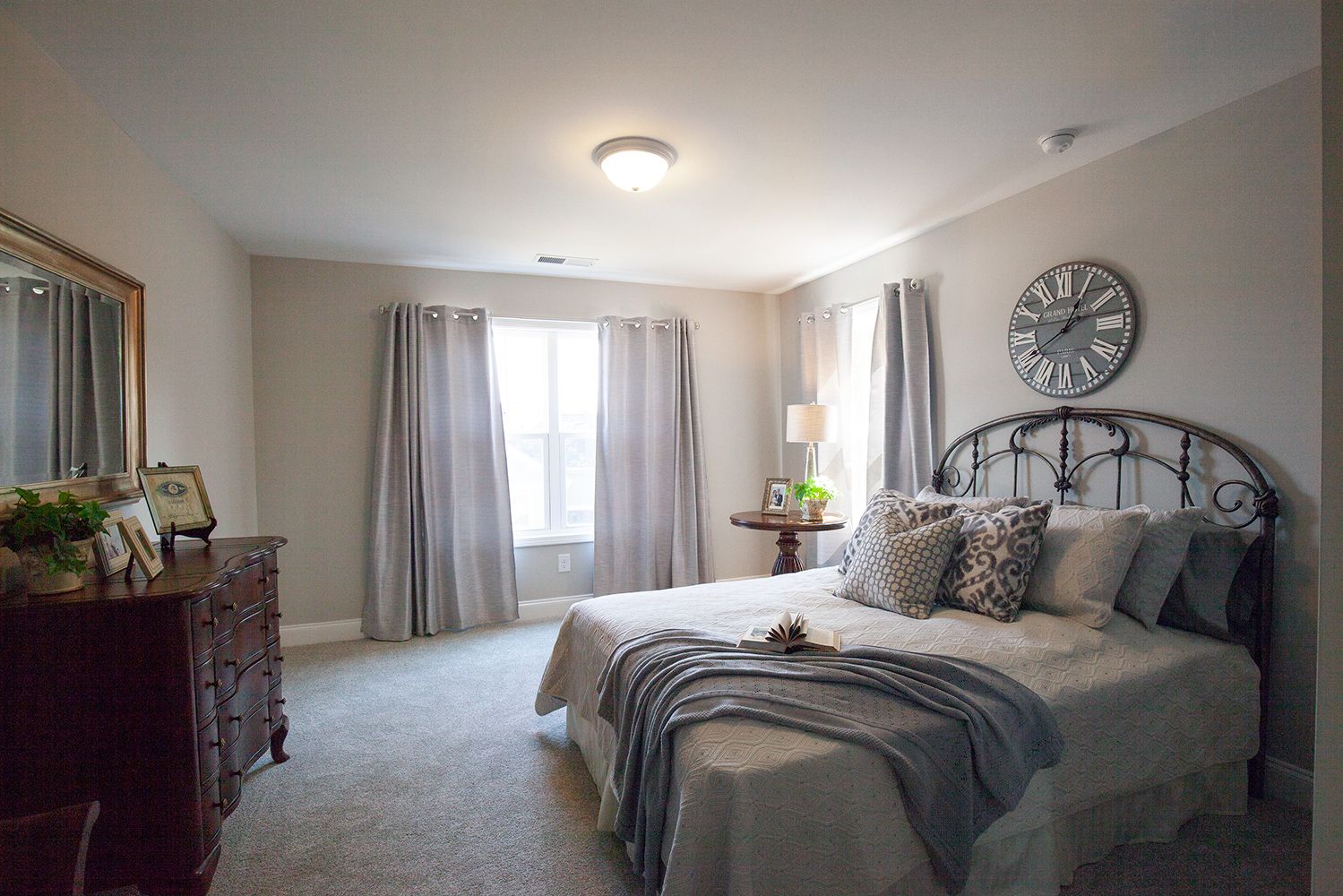 Guest Bedroom - Upstairs