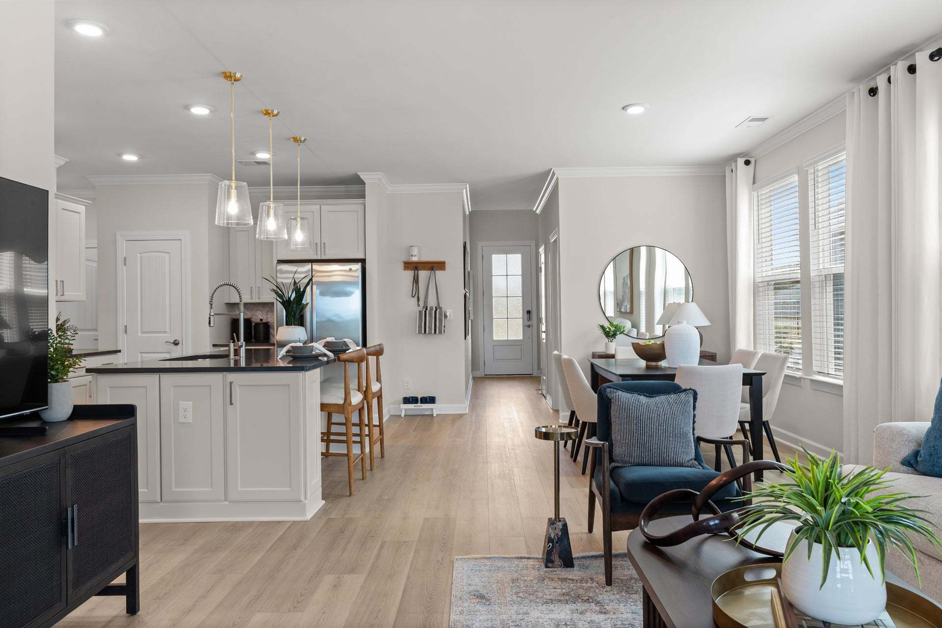 Kitchen & Dining