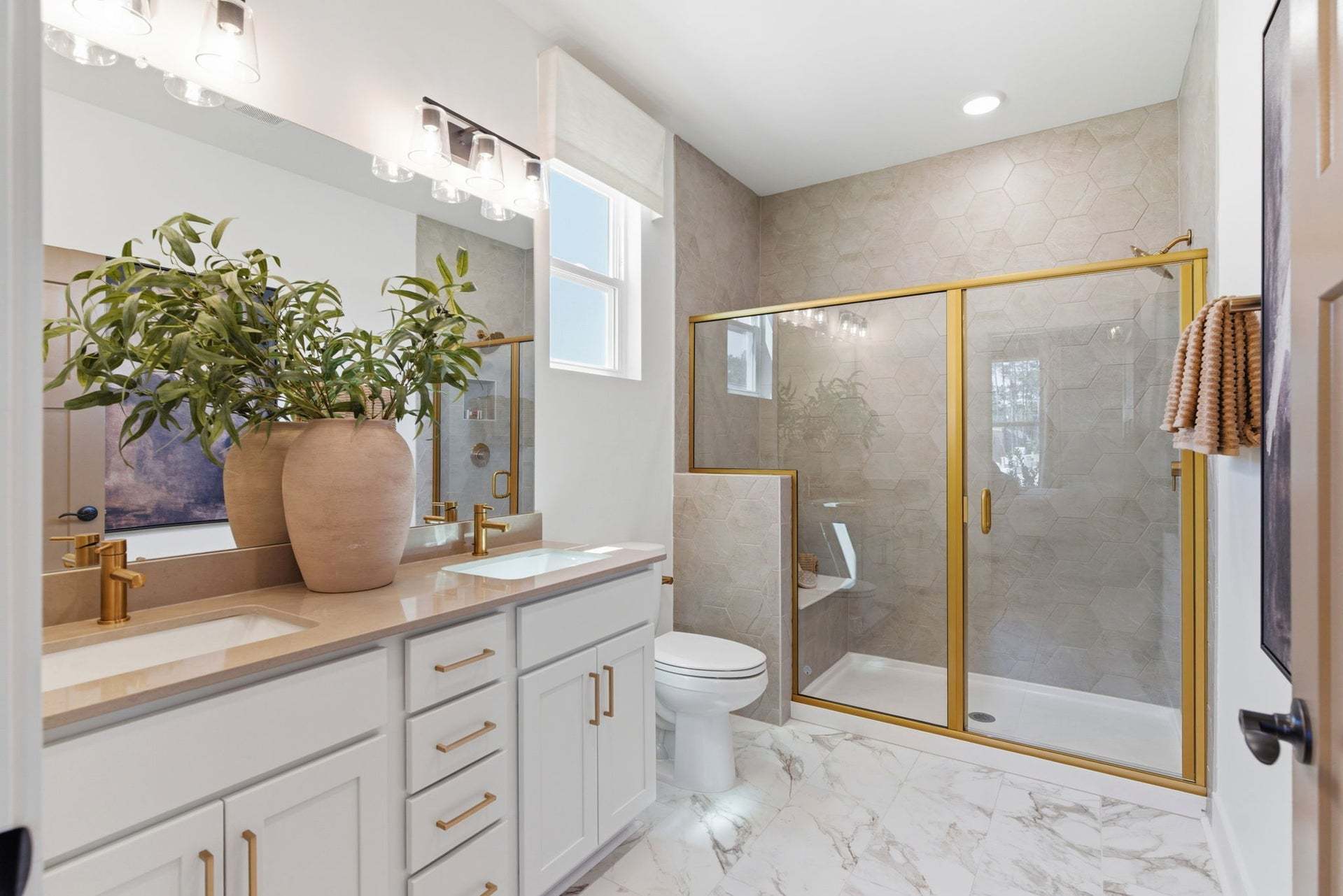 The Hibiscus - Owner's Bathroom