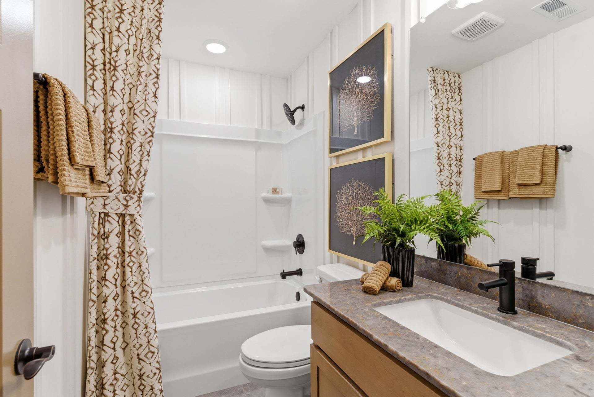 The Hibiscus - Bathroom