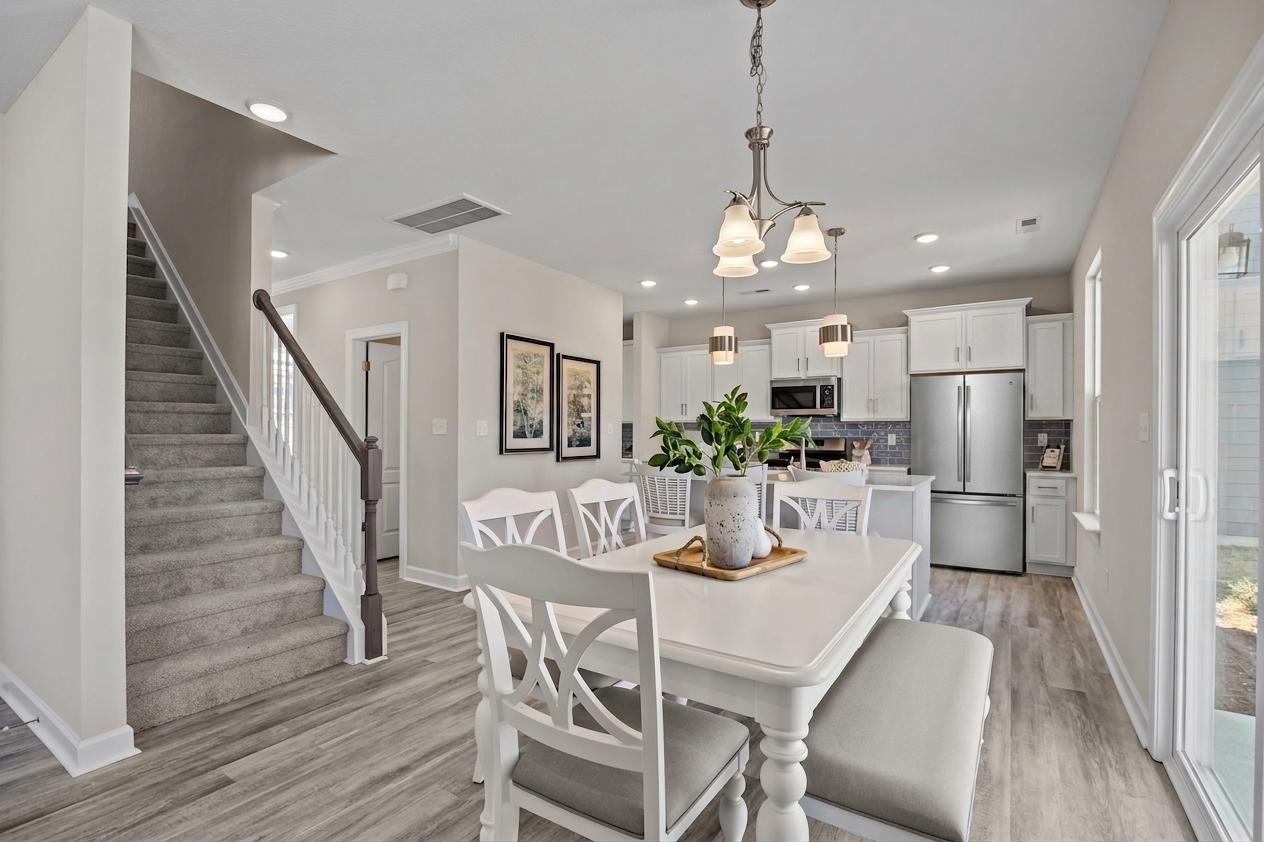 Breakfast Area & Kitchen