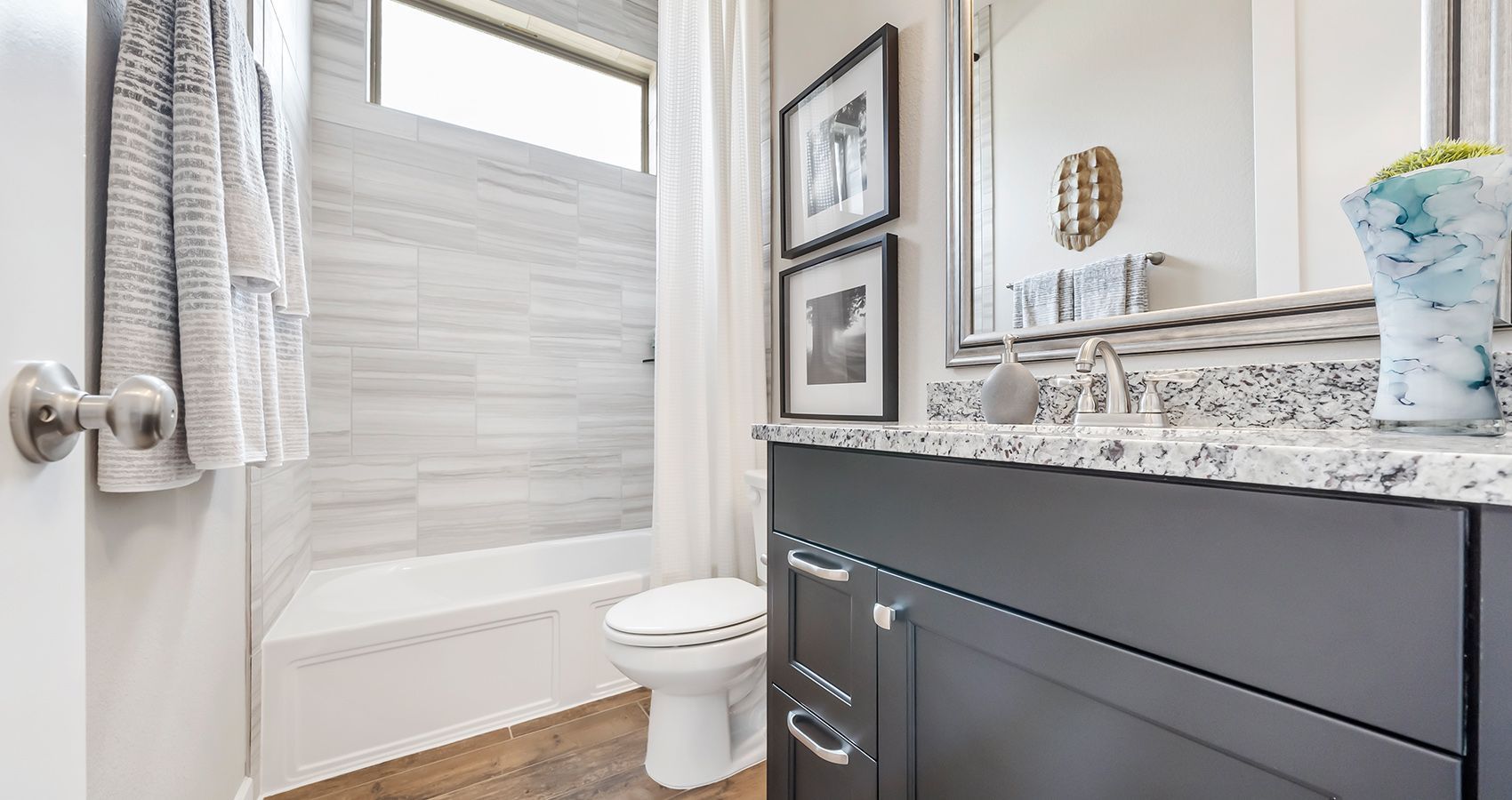 11-HOU-chesmarhomes-HILLCREST-modelhome-guestbath.jpg
