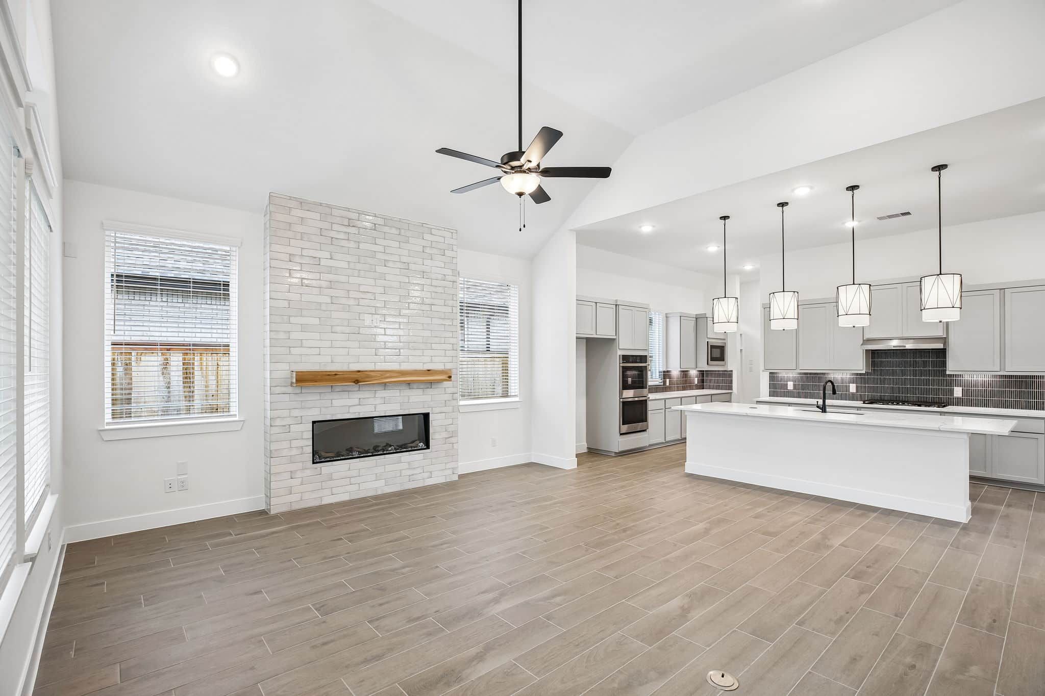 7-web-or-mls-26312-W-Outrider-Banks-Cir-S2204-007.jpg