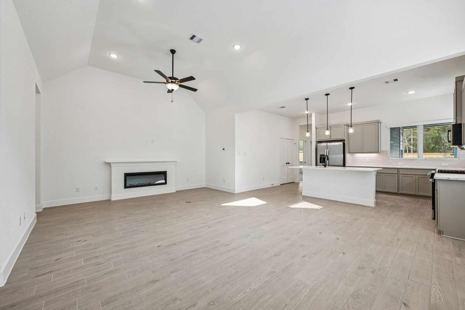 5-web-or-mls-26237-E-Outrider-Banks-Cir-S1001-005.jpg