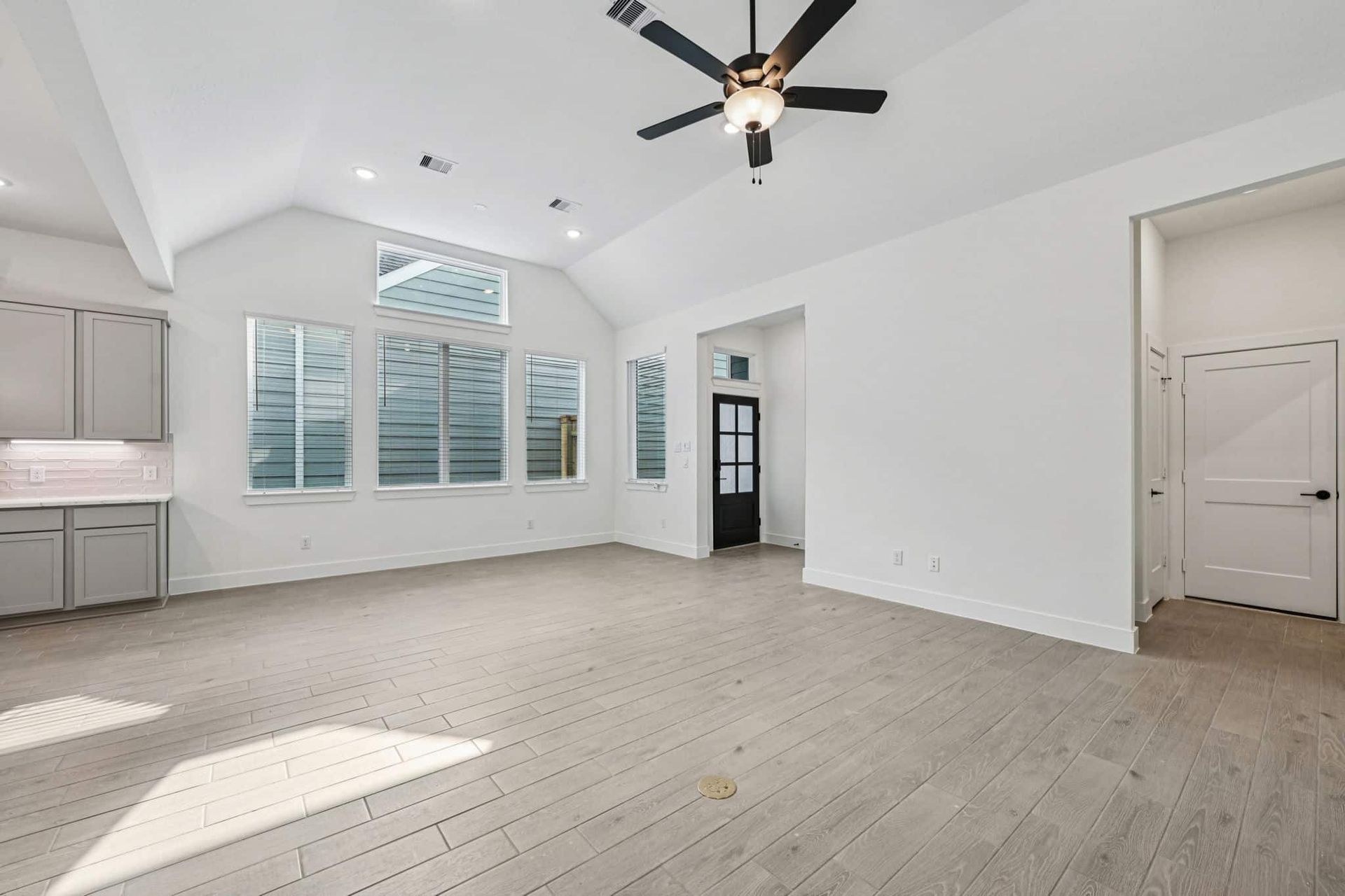 8-web-or-mls-26237-E-Outrider-Banks-Cir-S1001-008.jpg