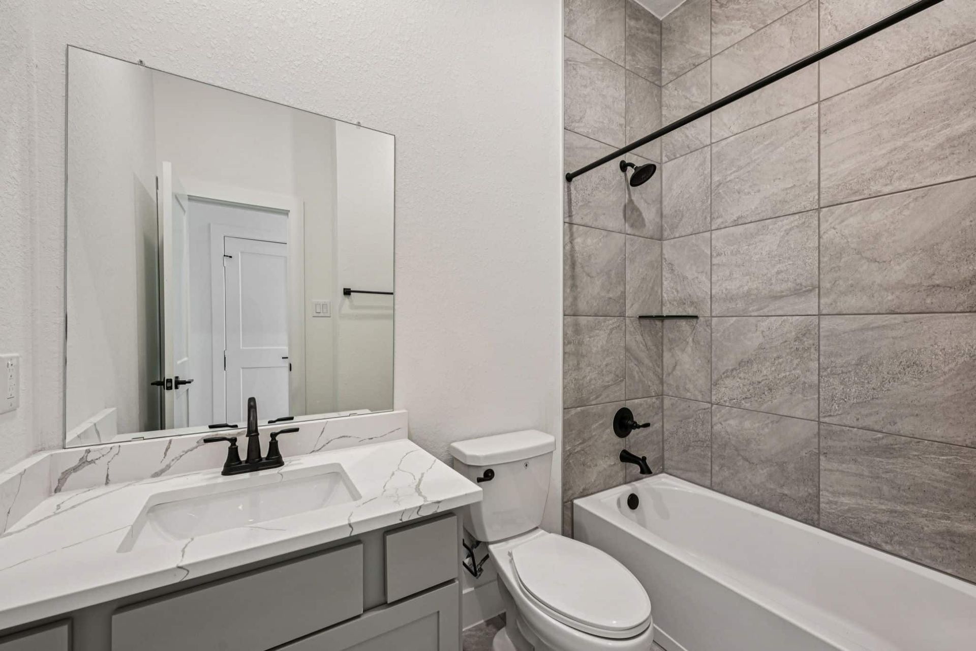 15-web-or-mls-26237-E-Outrider-Banks-Cir-S1001-015.jpg
