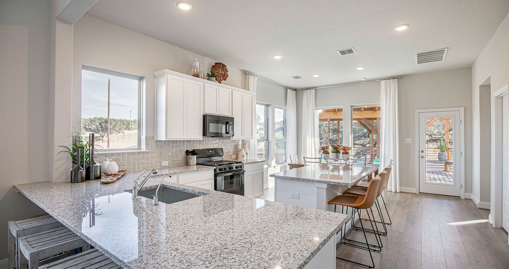SATX-chesmarhomes-Lincoln-MODEL-Slider-04.jpg