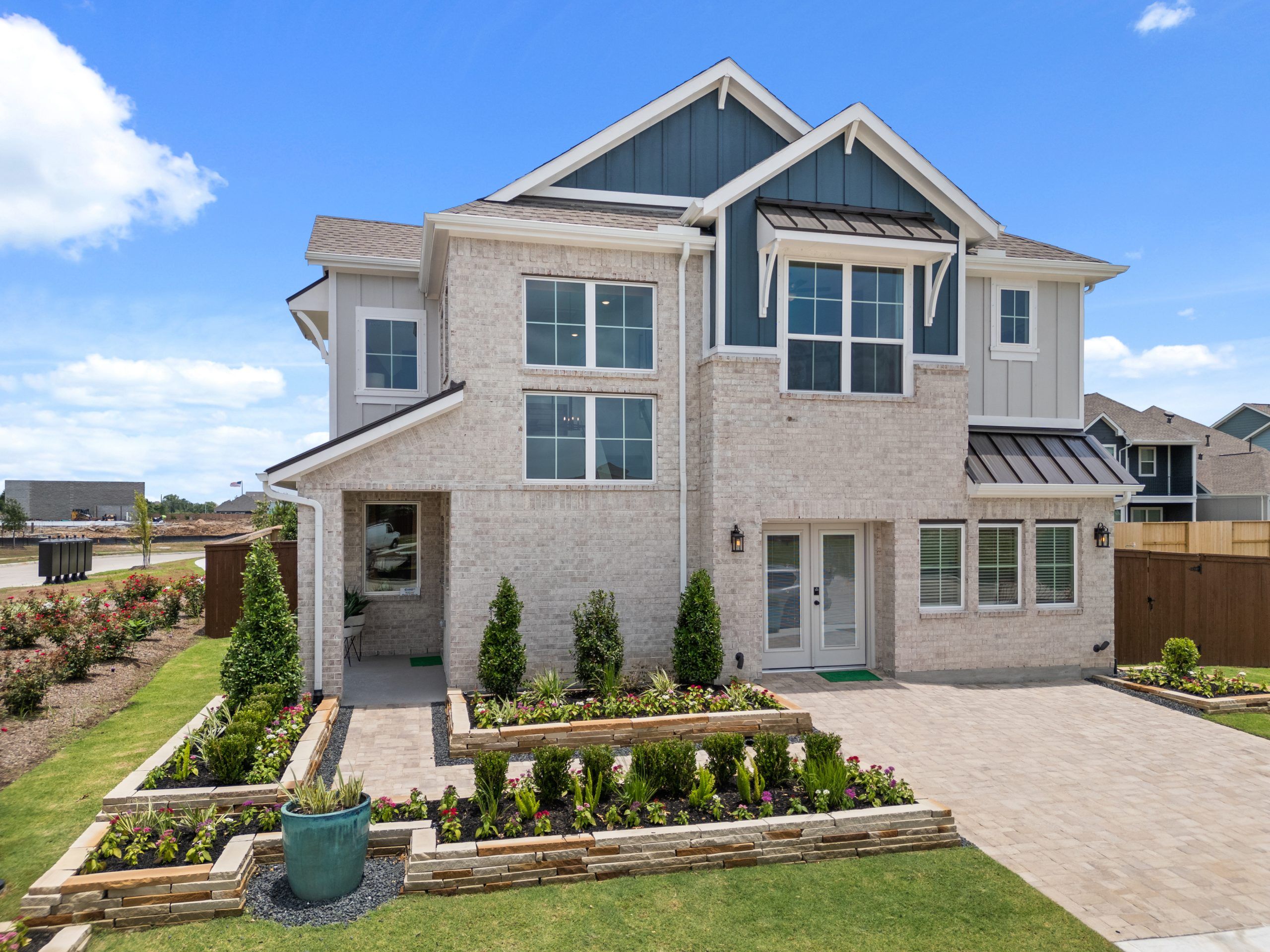 casa en Meridiana Courtyard Collection por Chesmar Homes