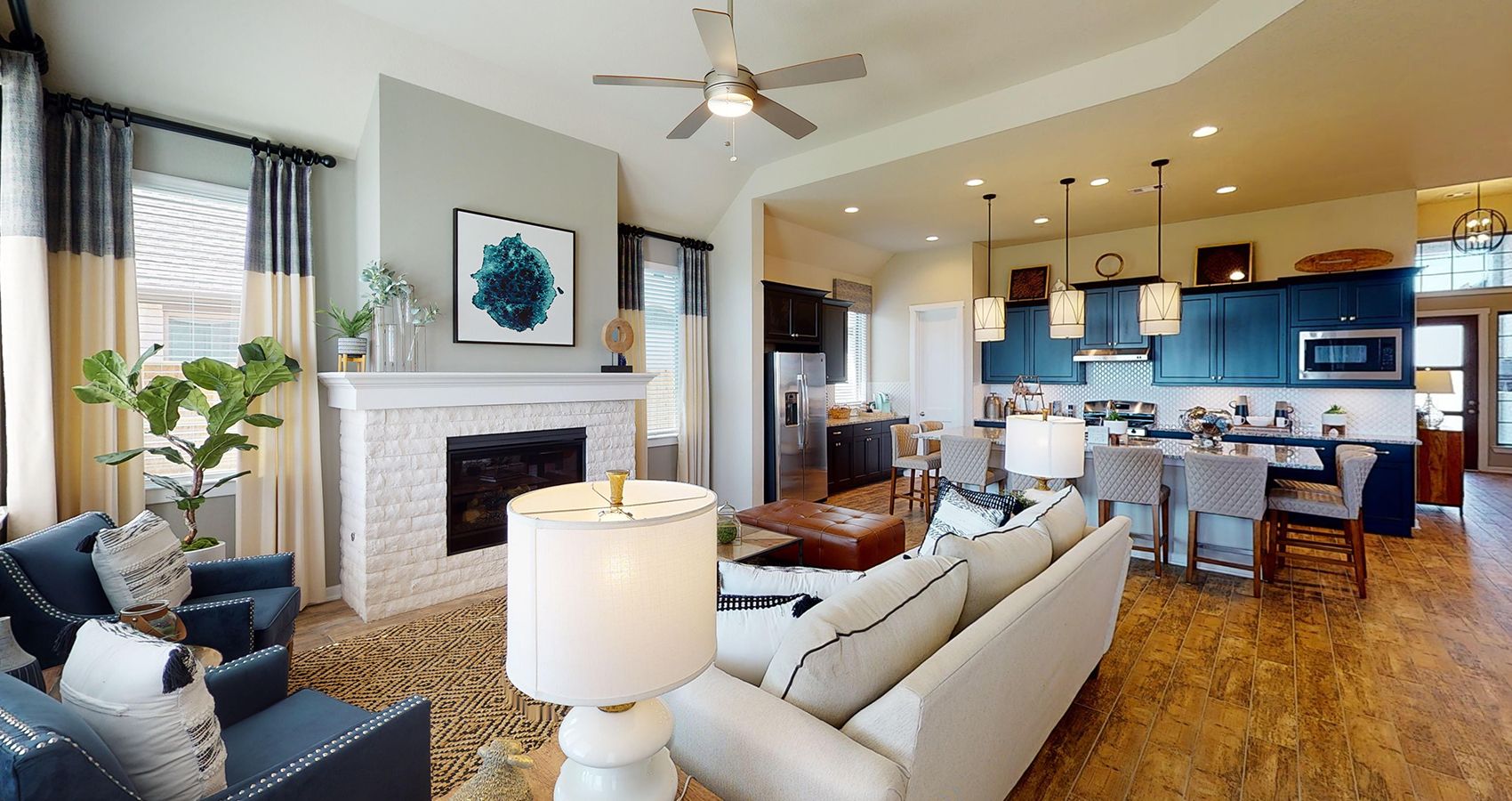 3-HOU-chesmarhomes-HILLCREST-modelhome-Meridiana-livingroom2.jpg