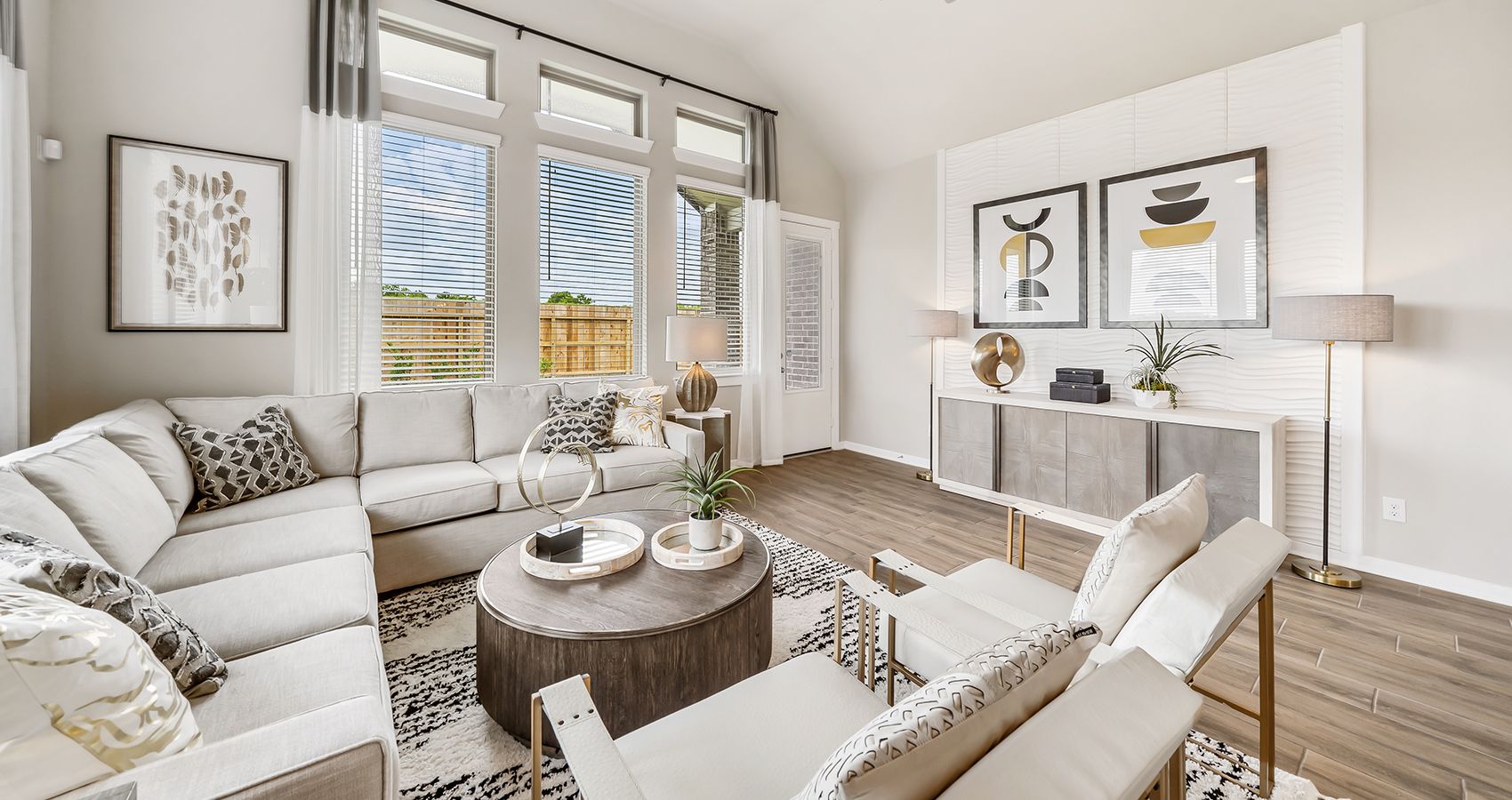 5-HOU-chesmarhomes-LYNNBROOK-modelhome-livingroom2.jpg