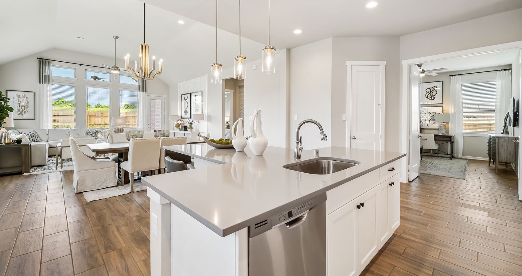 7-HOU-chesmarhomes-LYNNBROOK-modelhome-kitchen2.jpg